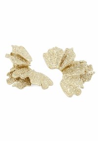 Guldtonade örhängen med texturerad bladdesign som har intrikata detaljer, böljande former och en polerad yta.