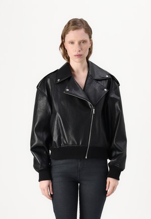 Blouson en cuir noir avec un large col, fermeture éclair à l'avant, longueur courte, poignets et ourlet côtelés, dotés d'accents en matériel argenté.