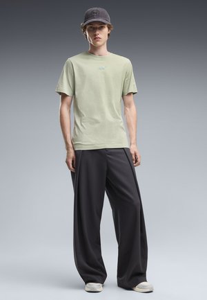 Puma, ESSENTIALS SMALL NO. 1 LOGO T-SHIRT - T-Shirt basic - soft grass
