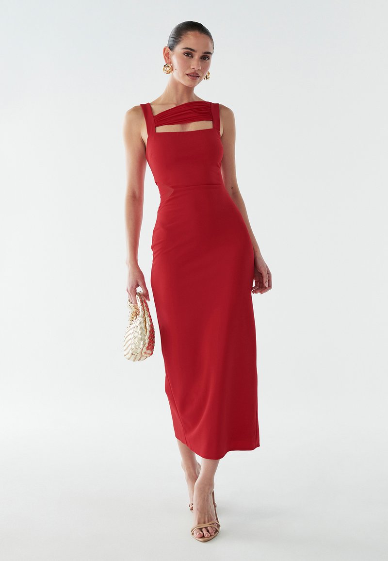 Rød, tætsiddende midi-kjole med brede stropper og plisseret detalje ved udskæringen. Glat tekstil med en kroppens silhuet. Kombineret med en vævet taske.