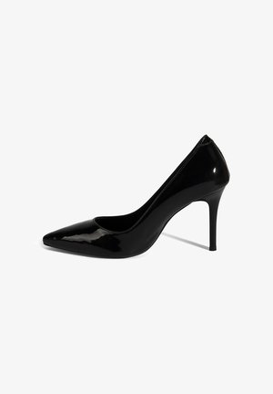 Schwarzer Stiletto-Schuh aus Lackleder mit spitzer Zehe und hohem, schlankem Absatz vor weißem Hintergrund.