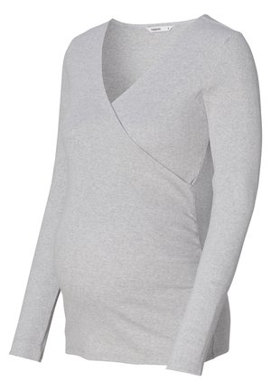 Grijze langemouwen zwangerschapstop met een wikkeldesign, geribbelde textuur en zijdelingse rimpeling om een groeiende buik te accommoderen.