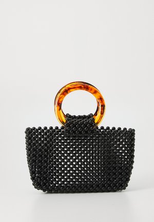 Borsa a mano nera decorata con perline, con manico circolare in plastica color ambra, forma rettangolare piccola e design a rete aperta.