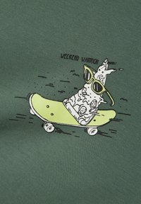 Tela verde con un gráfico de dibujos animados de una rebanada de pizza con gafas de sol, montando una patineta verde claro, con el texto "GUERRERO DEL FIN DE SEMANA".