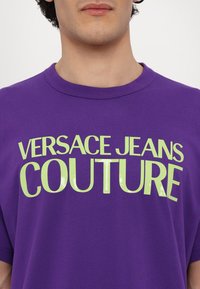 Versace Jeans Couture Apdrukāts T-krekls - iris purple