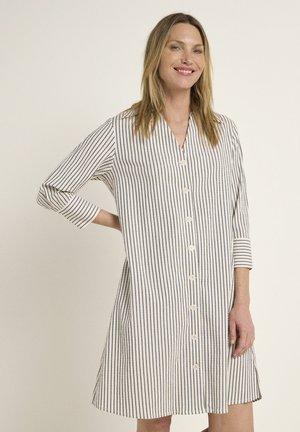 Gestreiftes Kleid in Weiß und Navy mit V-Ausschnitt, 3/4-Ärmeln und Knopfverschluss vorne. Weicher, leichter Stoff sorgt für Komfort.
