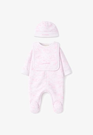 Conjunto de gorro, babero y pelele con pies para bebé en rosa suave y blanco, con un patrón sutil y el logo de Givenchy en el babero y el gorro.