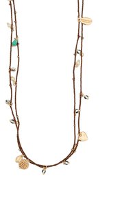 Collana multi-strato realizzata con corda marrone, caratterizzata da pendenti in tonalità oro, perle e perline colorate in turchese e nero, con un cuore e una conchiglia.