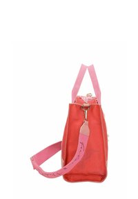 Sac en toile rouge avec des anses roses. Présente une forme structurée, des éléments métalliques et un motif floral discret sur un côté.