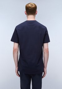 Camiseta de color azul marino hecha de algodón, con cuello redondo y mangas cortas. El diseño es simple, sin patrones ni acentos visibles.