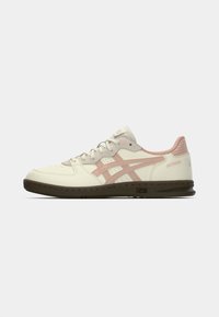 Baltos ir šviesiai rožinės atletinio stiliaus bateliai su lygiu odiniu viršumi, paminkštu užkulniu ir ruda gumine padu; turi prekės ženklo akcentus ir siūtas detales.