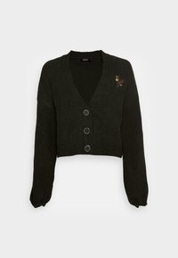 Cardigan corto verde scuro con maniche lunghe, tre grandi bottoni e piccole ricami floreali sulla parte superiore sinistra del petto.