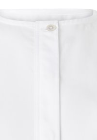 Camicia bianca con colletto arrotondato, dotata di una chiusura a un bottone, texture liscia e un design pulito e su misura.