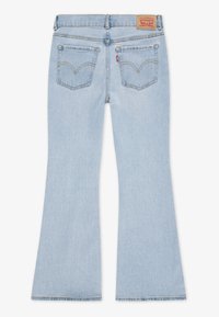 Šviesiai mėlyni platėjančių formų džinsai su aukštu liemeniu, dviem galinėmis kišenėmis su išskirtiniu siuvimo raštu ir odine etiketė gale.