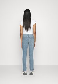 Gap Tall VINTAGE SLIM SPLIT HEM - Traperice uskog kroja - light wash