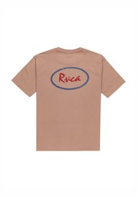 Krátký rukáv bavlněné tričko v světle hnědé barvě. Obsahuje kulatý modrý rámeček a červený nápis s logem "Rvca" na zadní straně. Hladká textura.