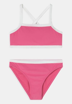 Conjunto de biquíni rosa com um top estilo desporto com acabamento branco e alças cruzadas, combinado com um fundo de biquíni a condizer.