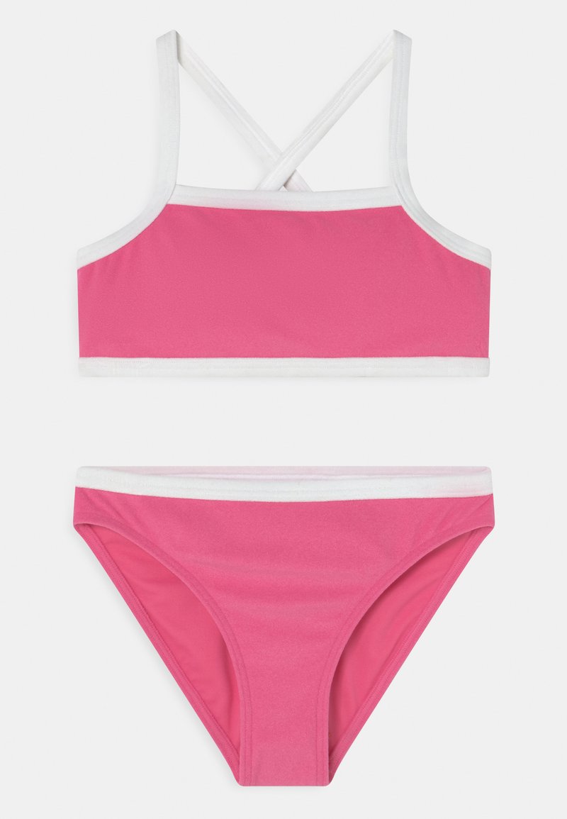 Conjunto de biquíni rosa com um top estilo desporto com acabamento branco e alças cruzadas, combinado com um fundo de biquíni a condizer.