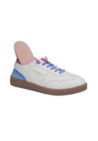 Sneaker in pelle bianca con accenti blu, rosa e viola, dotato di lacci tondi e una suola in gomma texturizzata. Logo dorato sul lato.