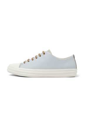 Sneaker in pelle azzurra chiara con lacci beige, punta rotonda e suola bianca spessa; presenta una texture liscia e un design minimalista.