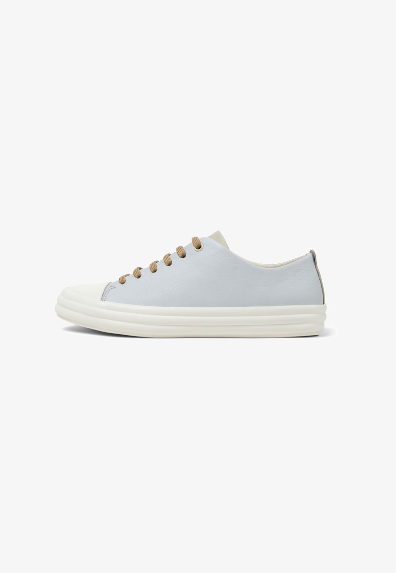 Lichtblauwe leren sneakers met beige veters, een ronde neus en een dikke witte zool; heeft een gladde textuur en een minimalistisch ontwerp.