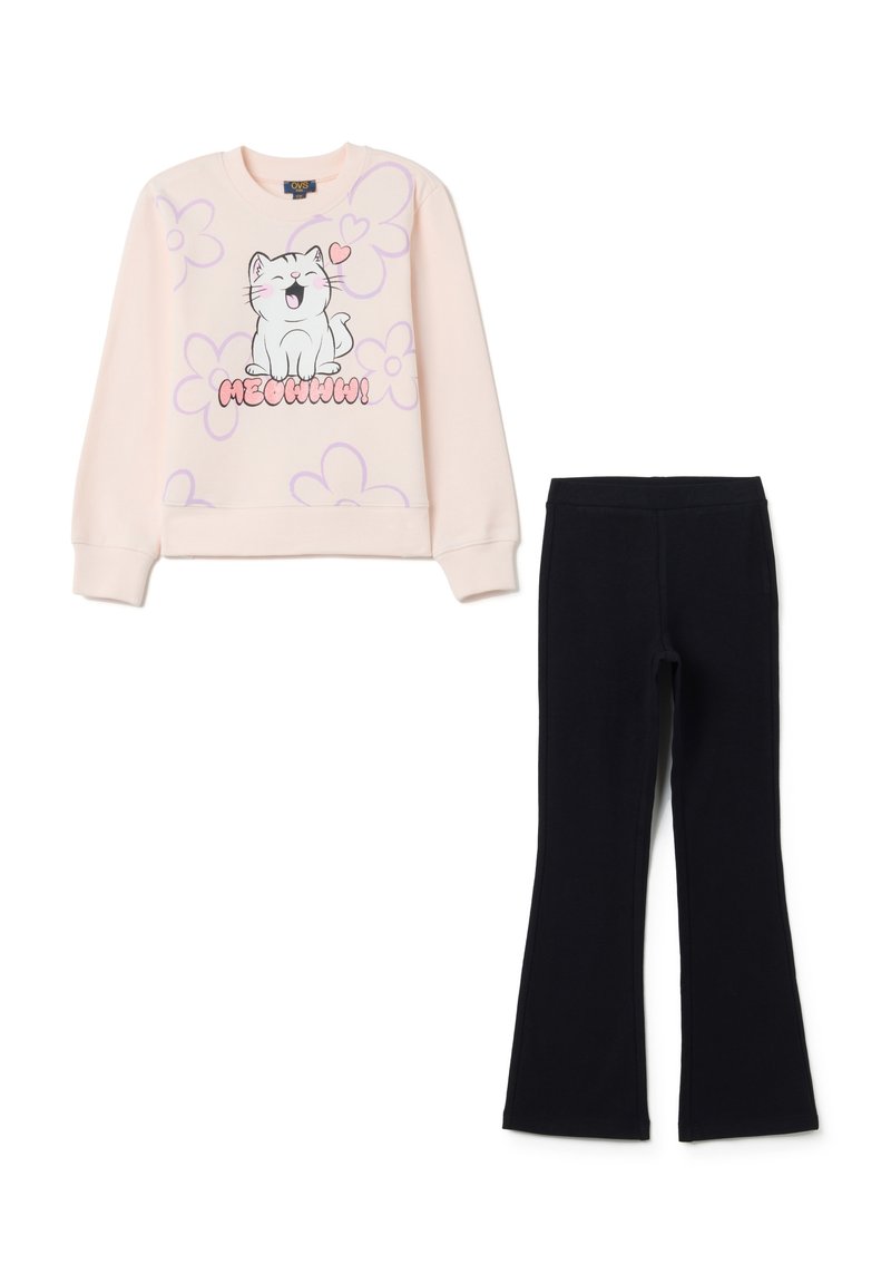 Sudadera rosa claro con gráfico de gato y diseño floral, combinada con pantalones de campana negros hechos de material suave y flexible.