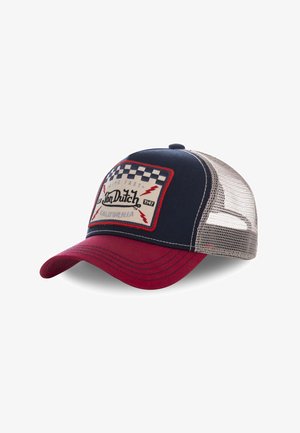 Gorra de camionero con una parte frontal azul marino y visera roja, con un parche retro, parte trasera de malla y un patrón a cuadros en el parche.