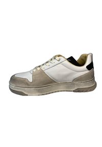 Sneaker bianca e grigia realizzata in materiali scamosciati e in pelle, punta tonda, con lacci, suola in gomma e un accento nero sul tallone.