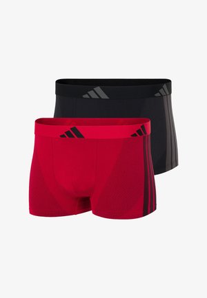 Rote Sportshorts mit schwarzen Streifen, aus dehnbarem Material gefertigt. Sie verfügen über ein tailliertes Design und einen nahtlosen Taillenbund für optimalen Komfort.