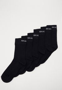 Melni kokvilnas zeķes, sešu iepakojumā, ar ribotiem malām un mazu pelēku "SKECHERS" logo augšējā malā.