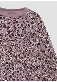 Langes lilafarbenes Kleid mit kleinen dunkelvioletten, weißen und schwarzen Blumenmustern sowie runden Ausschnitt.