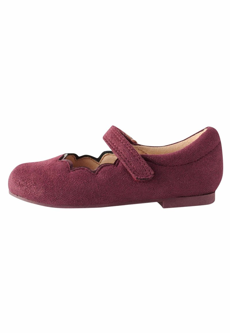 Chaussure Mary Jane en daim bordeaux avec un design à découpes festonnées, un talon plat et une sangle à crochet et boucle pour un maintien sécurisé.