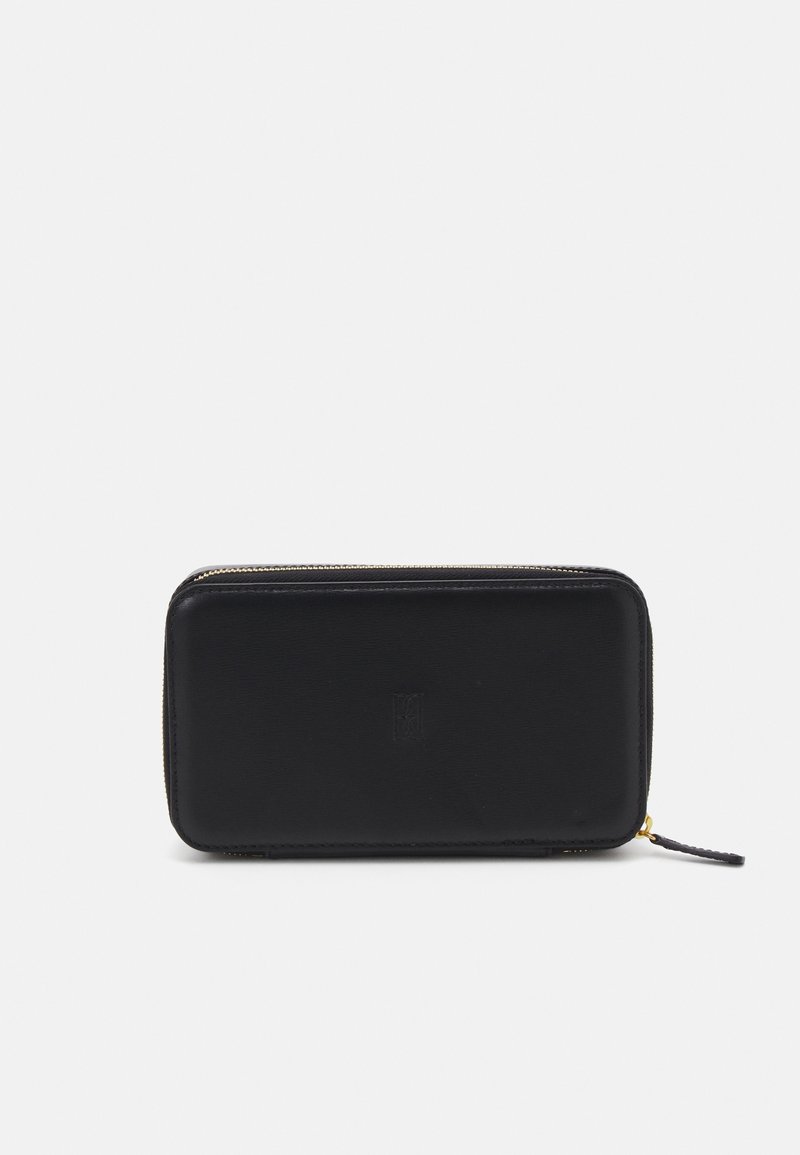 Portefeuille en cuir noir rectangulaire avec une fermeture éclair dorée et un petit logo embossé au centre, présenté fermé sur un fond uni.