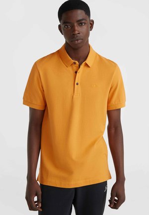 Oranžové polo tričko s krátkými rukávy, se stojáčkem, tříknoflíkovou légou a malým logem. Hladká textura a volný střih.