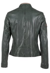 Grüne Lederjacke mit figurbetontem Schnitt, einem hohen Kragen, minimalen Nähten und einem Logo-Patch auf der linken Schulter.