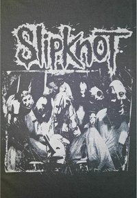 Grå bomull t-skjorte med et slitt svart og hvitt grafisk motiv av stiliserte figurer og teksten "Slipknot" i fet, taggete skrift.