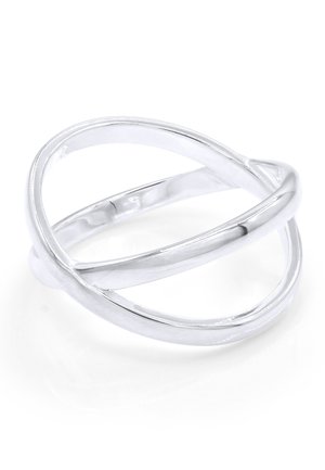 Bague en argent avec deux bandes courbées et lisses entrelacées formant un design géométrique moderne et ouvert sur fond blanc.