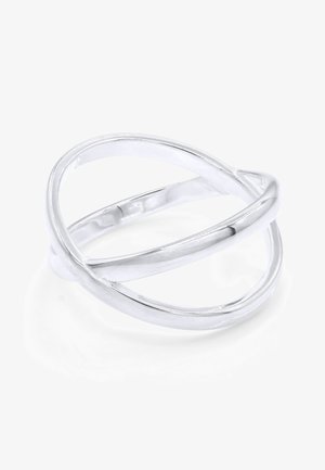 Bague en argent avec deux bandes courbées et lisses entrelacées formant un design géométrique moderne et ouvert sur fond blanc.