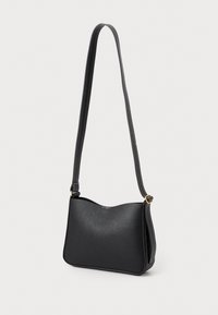 Borsa a spalla in pelle nera con una texture liscia, forma curva, tracolla regolabile e dettagli in metallo dorato. Design minimalista, senza loghi visibili.
