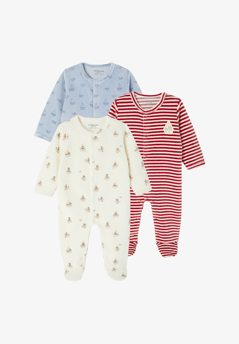 Drei Baby-Fußanzüge: hellblau mit Segelbootmotiven, cremefarben mit kleinen Booten und Tiermotiven sowie rot-weiß gestreift mit Boots-Patch.