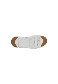 Suela de goma blanca con surcos texturizados, acento circular en el talón y agujeros de ventilación perforados. Incluye un detalle de goma marrón en la puntera.
