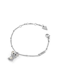 Bracciale in argento con ciondolo a forma di orso impreziosito da strass e con etichetta del logo "GUESS". Include un gancio a moschettone per la chiusura.