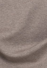 Weicher, gestrickter Stoff in einem warmen Beigeton mit glatter Oberfläche und subtiler Dehnbarkeit. Verfügt über ein feines Rippenmuster.