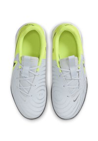Zapatillas deportivas en gris claro con acentos en amarillo neón. Con una superficie texturizada y un sistema de cordones tradicional. Forro interior suave.