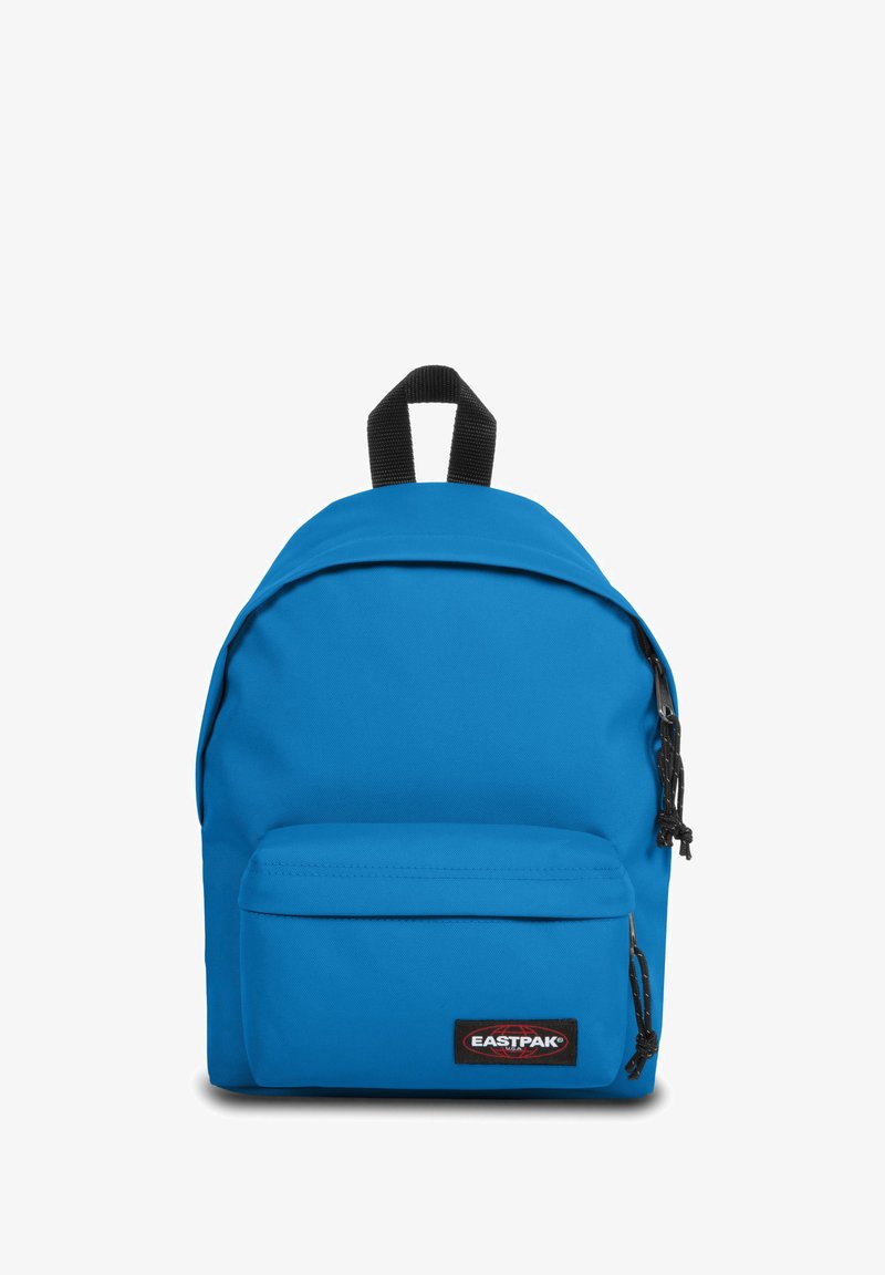 Zaino Eastpak blu vivace con tiranti neri, tasca frontale e maniglia nera per il trasporto nella parte superiore.