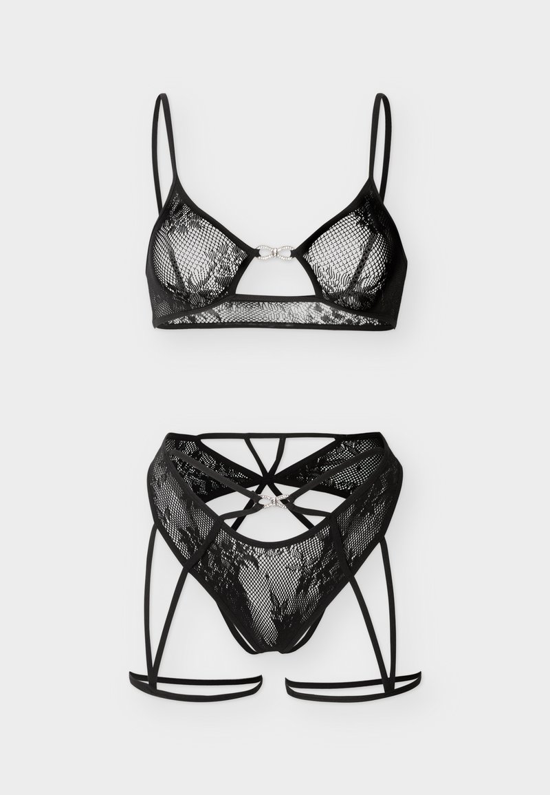 Schwarzes Spitzen-Dessous-Set mit Netzdesign, bestehend aus einem BH mit dünnen Trägern und dekorativen Ringen sowie einem passenden, hoch taillierten Strumpfhalter mit Trägern.