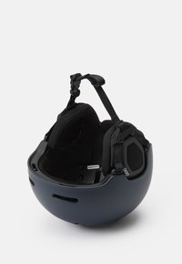 Casque de ski avec un extérieur bleu foncé mat, un rembourrage intérieur noir, une sangle réglable et des trous de ventilation sur les côtés.