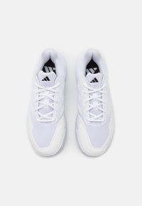 Białe buty sportowe z siateczki i materiału syntetycznego, z sznurowanym zapięciem, teksturowaną cholewką oraz czarnym akcentem na wkładce z logo Adidas.