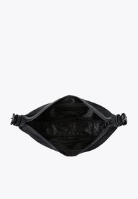 Clutch bag in suede nera con chiusura con zip, caratterizzata da una fodera nera texturizzata e una tracolla con dettaglio fibbia su un lato.