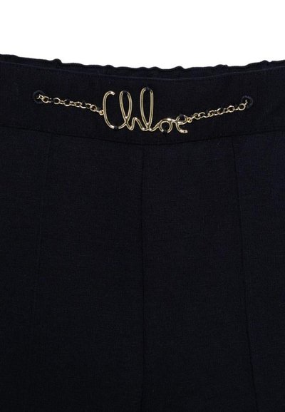 Ceinture en tissu noir avec une chaîne dorée arborant le texte en cursif "Chloé". Texture lisse avec un léger éclat et des plis subtils.